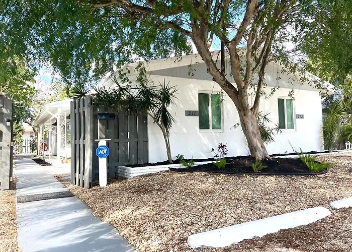 Stylish & Cozy Escape Near The Beach- Free Parking, Backyard, Private, Bbq