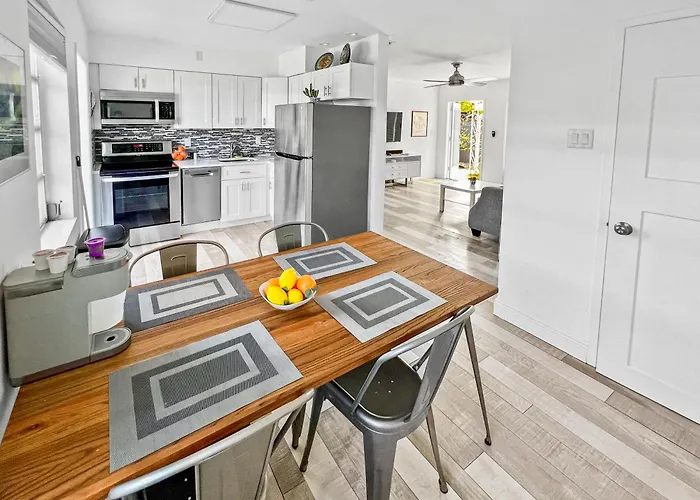 Stylish & Cozy Escape Near The Beach- Free Parking, Backyard, Private, Bbq