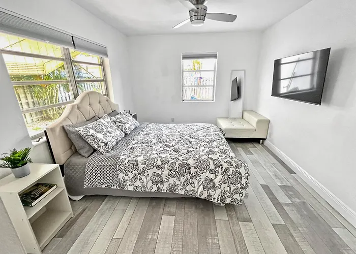 Stylish & Cozy Escape Near The Beach- Free Parking, Backyard, Private, Bbq