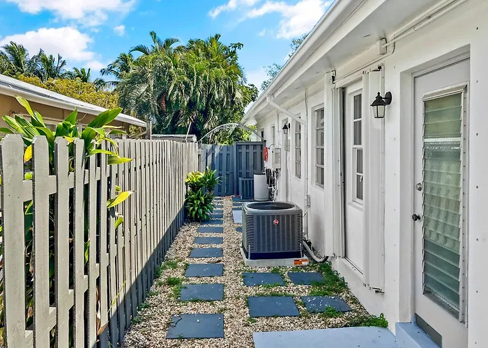 Stylish & Cozy Escape Near The Beach- Free Parking, Backyard, Private, Bbq