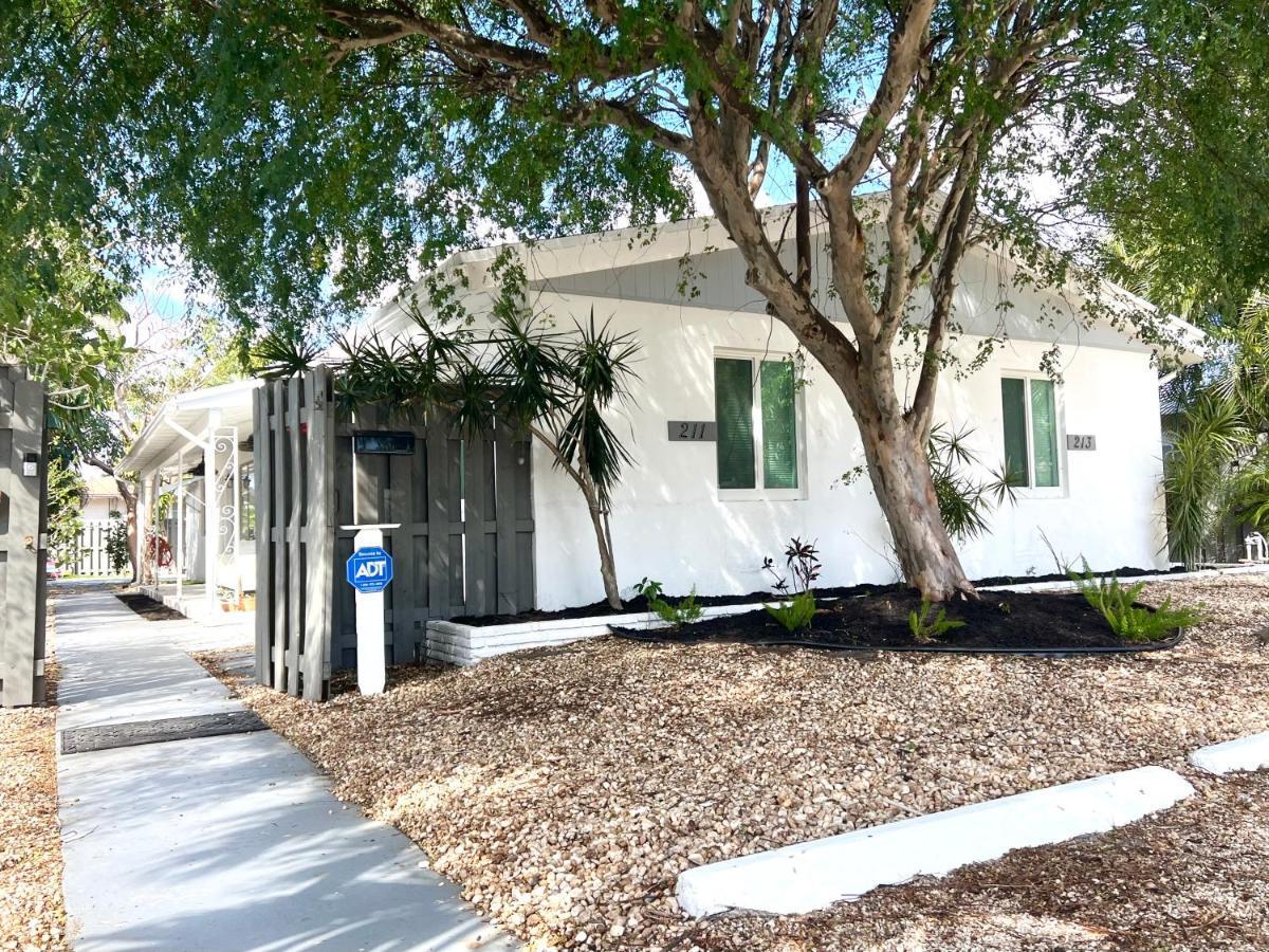 Stylish & Cozy Escape Near The Beach- Free Parking, Backyard, Private, Bbq
