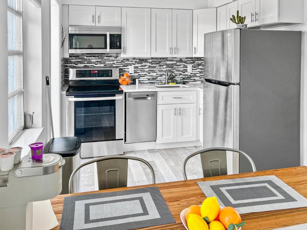 Stylish & Cozy Escape Near The Beach- Free Parking, Backyard, Private, Bbq Apartment