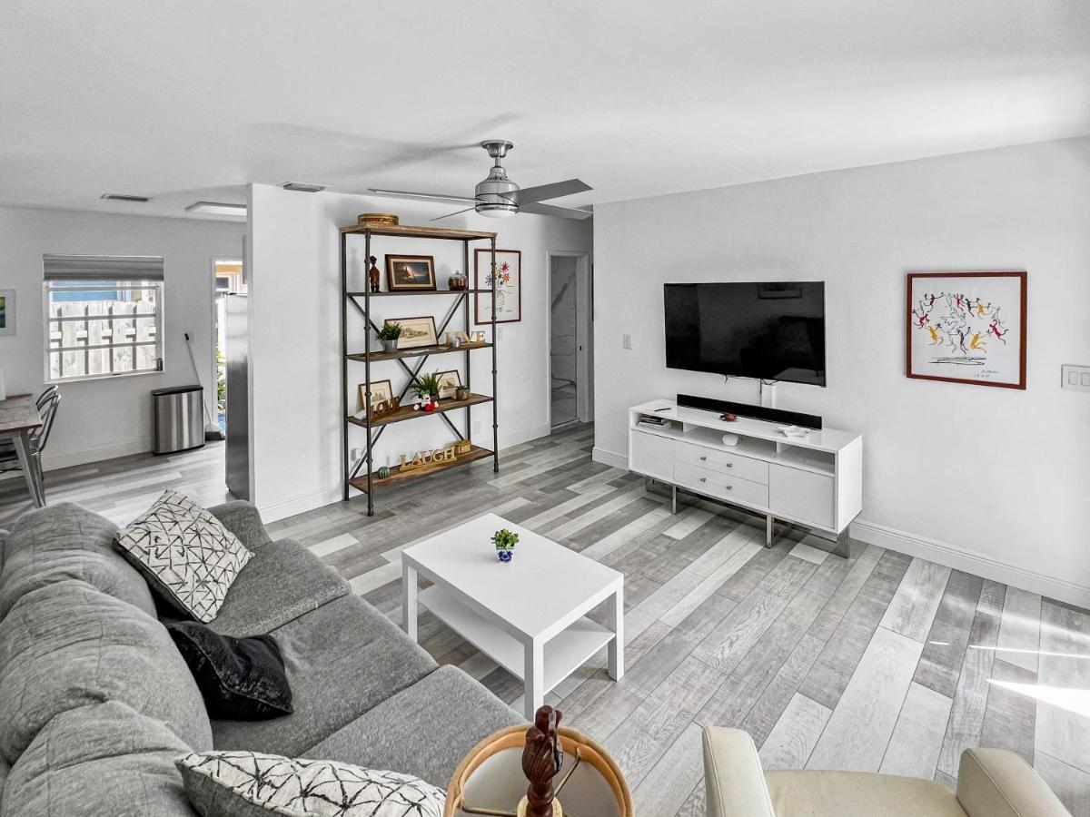 Stylish & Cozy Escape Near The Beach- Free Parking, Backyard, Private, Bbq