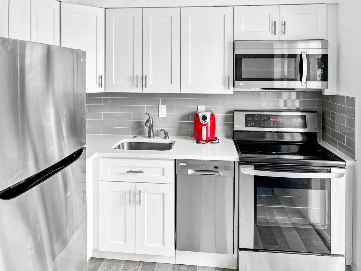 Stylish & Cozy Escape Near The Beach- Free Parking, Backyard, Private, Bbq Apartment *