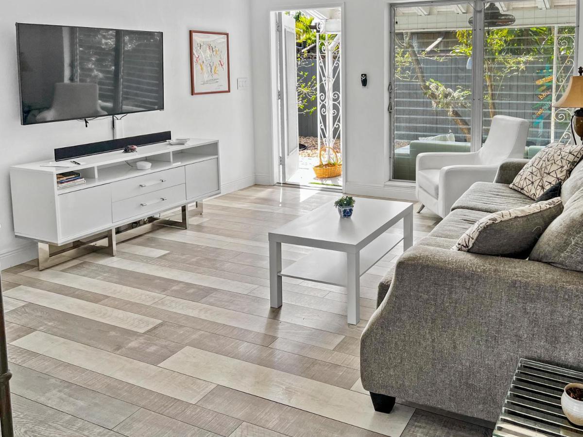 Stylish & Cozy Escape Near The Beach- Free Parking, Backyard, Private, Bbq Apartment
