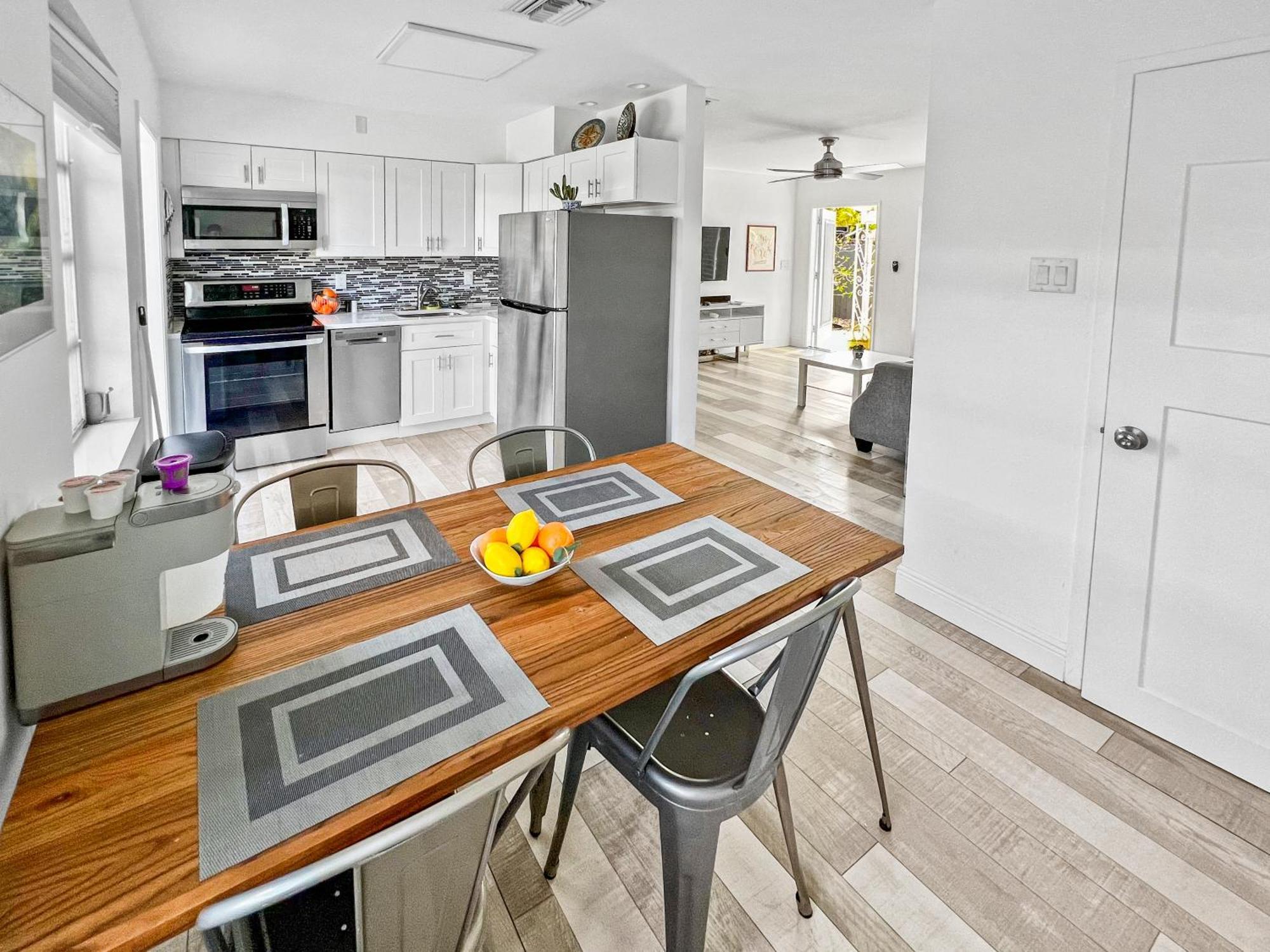 Stylish & Cozy Escape Near The Beach- Free Parking, Backyard, Private, Bbq * Pompano Beach