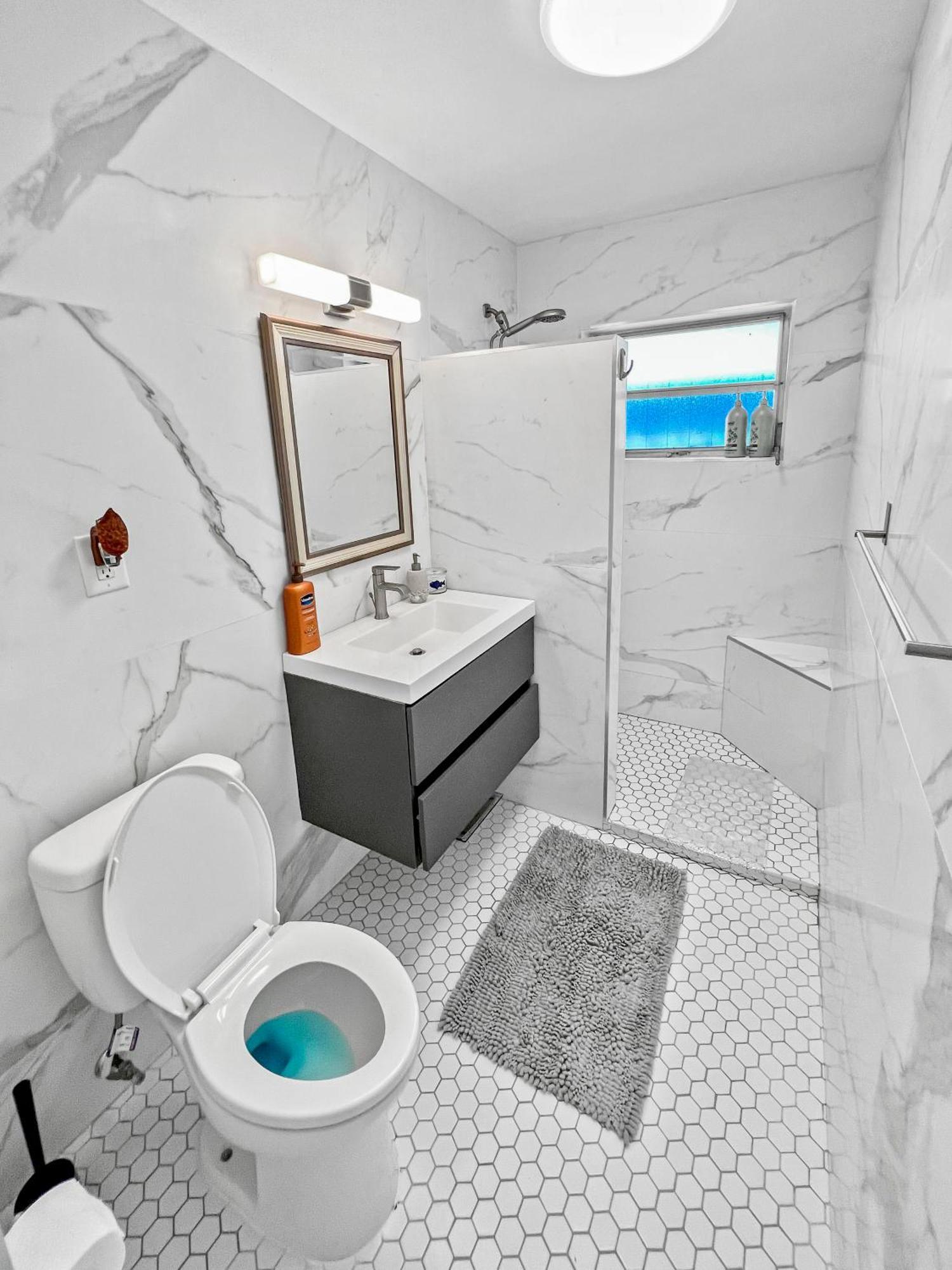 Apartment Stylish & Cozy Escape Near The Beach- Free Parking, Backyard, Private, Bbq *