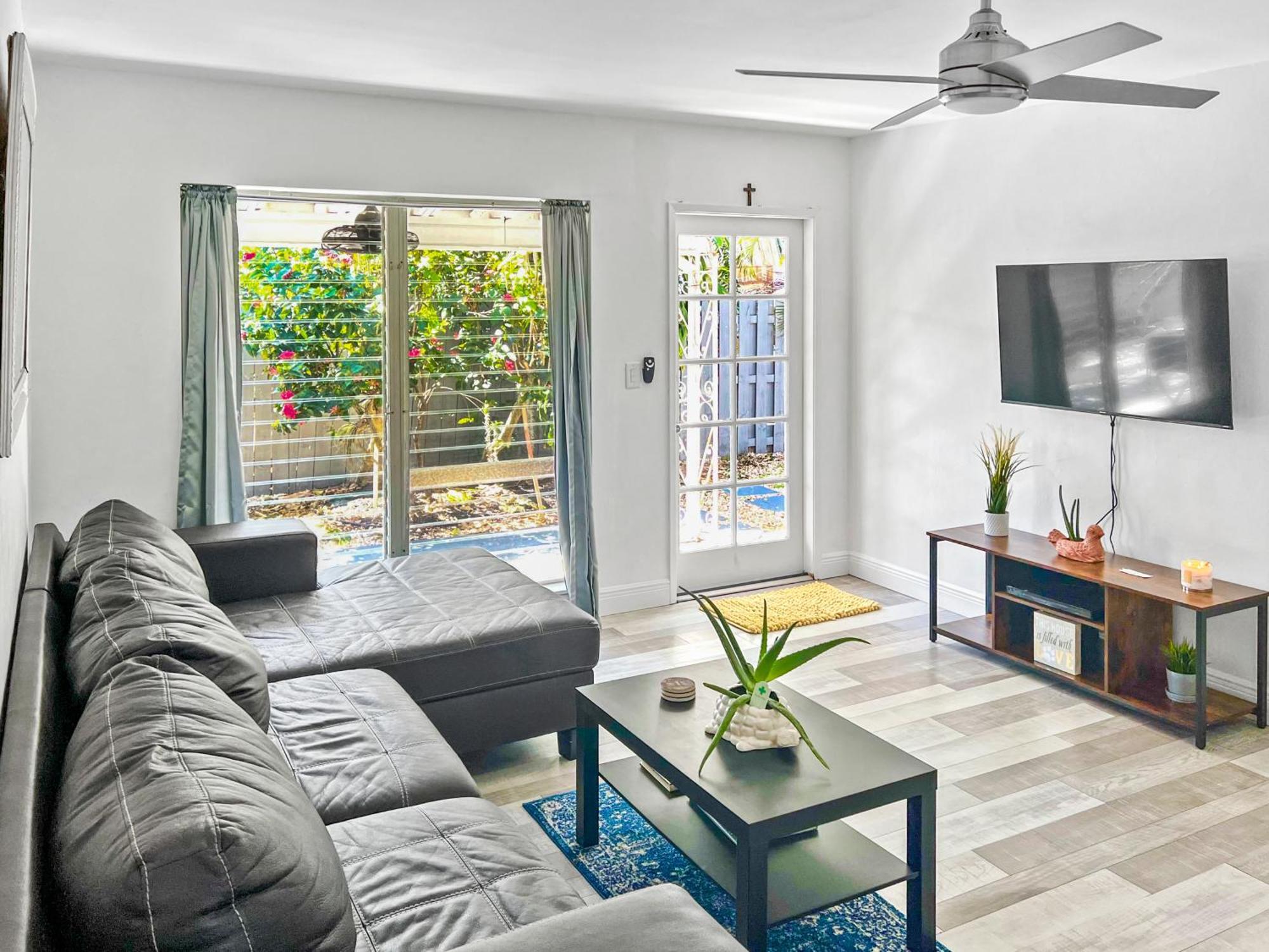 Stylish & Cozy Escape Near The Beach- Free Parking, Backyard, Private, Bbq Apartment Pompano Beach