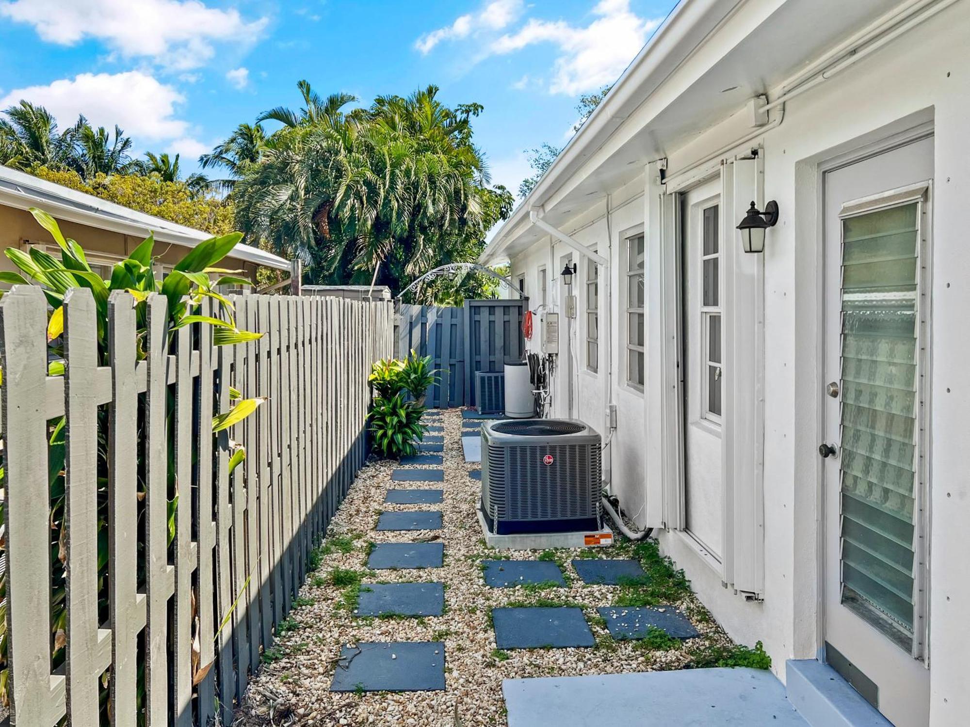 Stylish & Cozy Escape Near The Beach- Free Parking, Backyard, Private, Bbq Pompano Beach