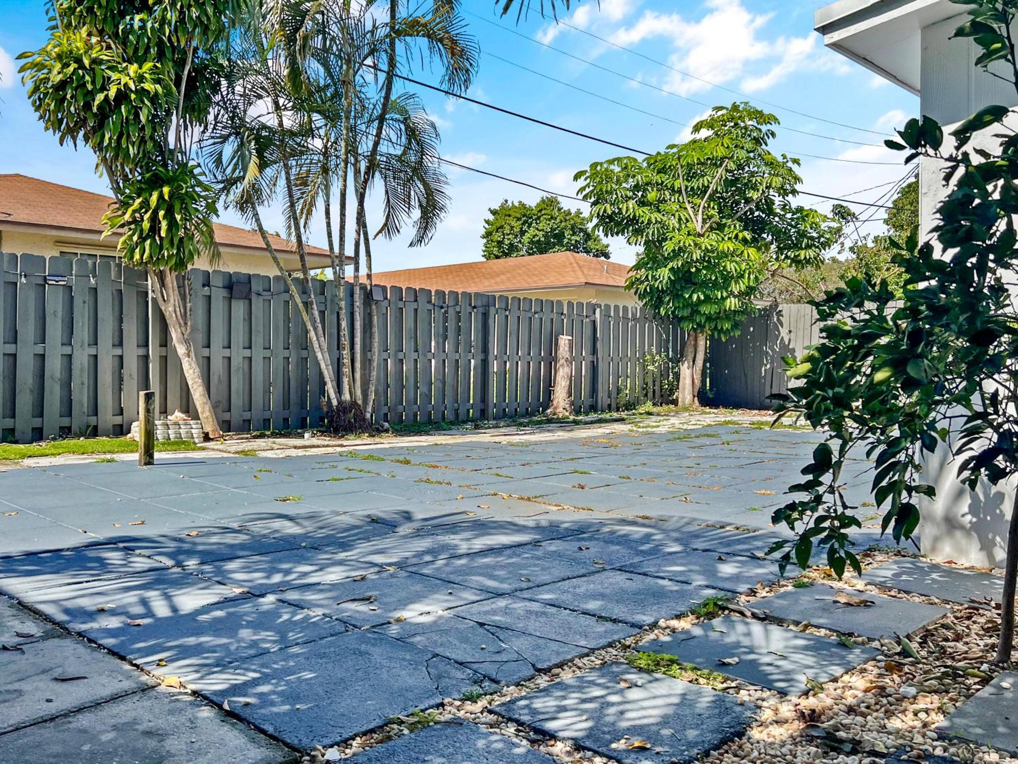 Stylish & Cozy Escape Near The Beach- Free Parking, Backyard, Private, Bbq Apartment