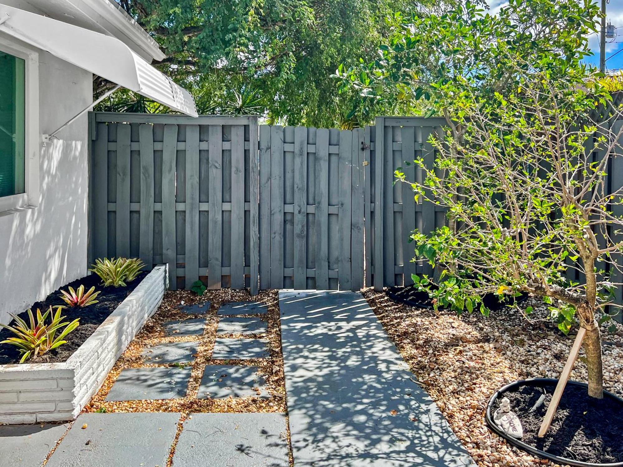 Stylish & Cozy Escape Near The Beach- Free Parking, Backyard, Private, Bbq Apartment Pompano Beach